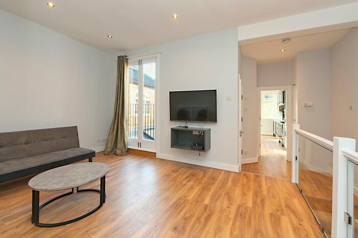 4 Bedroom Flat To Rent In Eynham Road, Shepherds Bush, W12