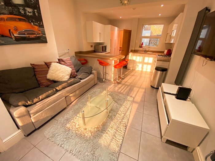 5 Bedroom House To Rent In Mettham Street - Bed Ex Bills, Lenton, East Midlands, NG7