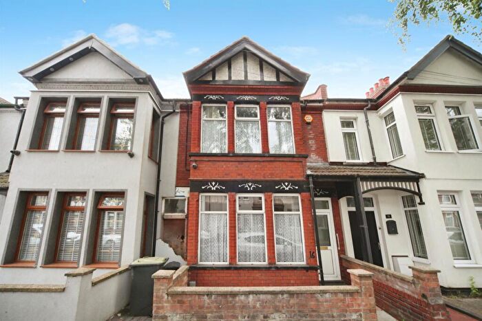 2 Bedroom Terraced House For Sale In Claremont Road, Luton, LU4