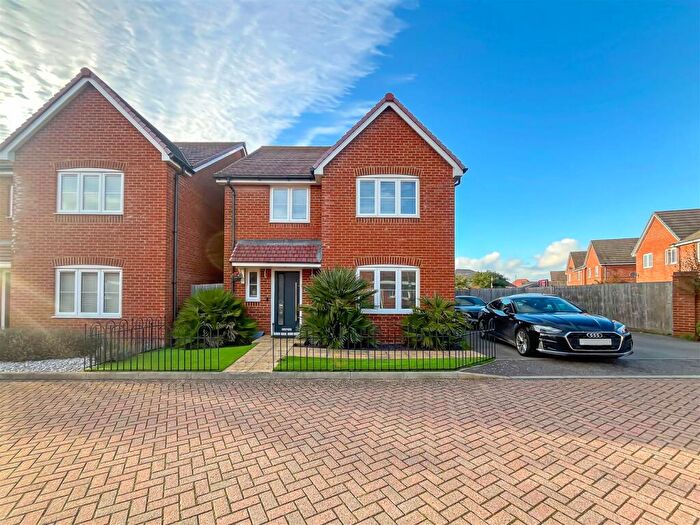 4 Bedroom Detached House For Sale In Etherington Place, Littlehampton, BN17
