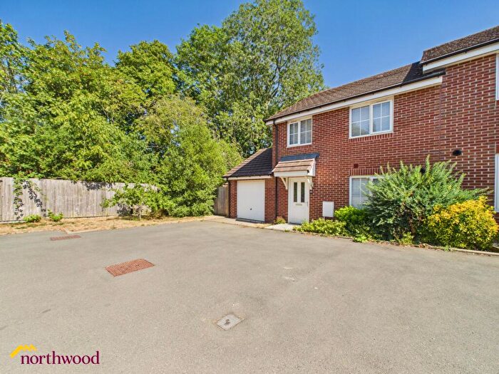 4 Bedroom Semi-Detached House For Sale In Crouch Hill Road, Banbury, OX16