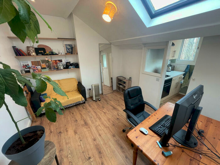 1 Bedroom Flat To Rent In Moorland Avenue, Leeds, West Yorkshire, LS6