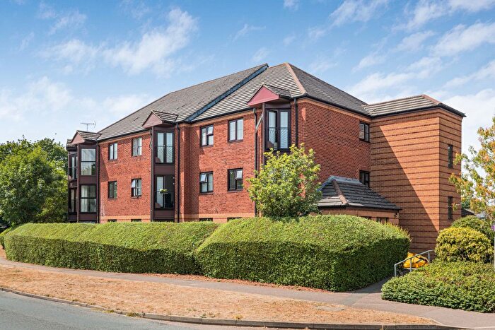 2 Bedroom Flat For Sale In Roseacre Gardens, Welwyn Garden City, AL7
