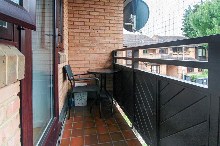 2 Bedroom Flat For Sale In Daubeney Gardens, London, N17
