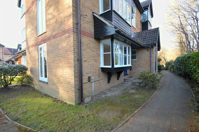 1 Bedroom Flat To Rent In Williams Close, Addlestone, KT15