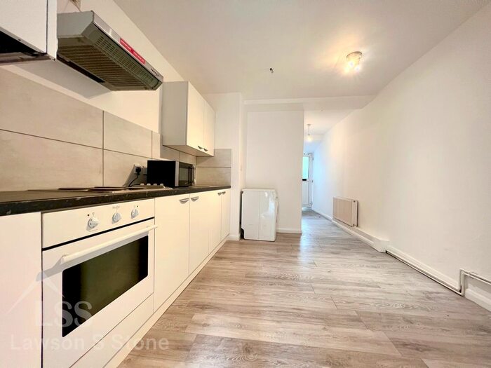 2 Bedroom Flat To Rent In Lewisham Way, London, SE14