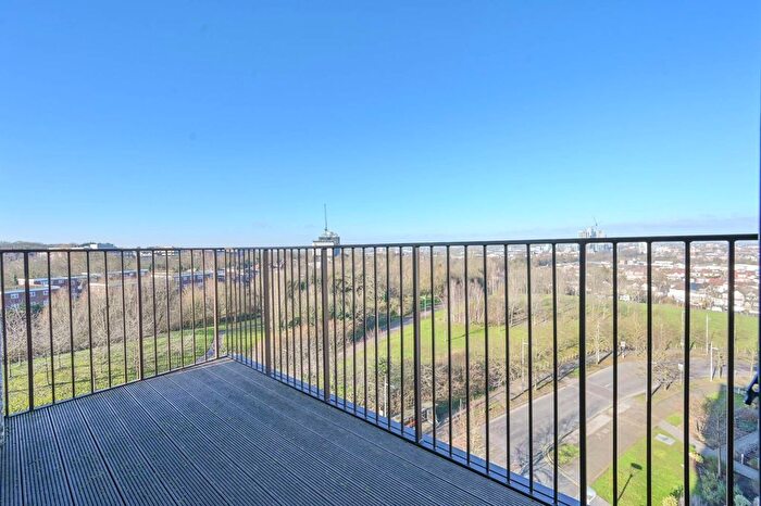 3 Bedroom Flat For Sale In Lakeside Drive, Park Royal, London, NW10