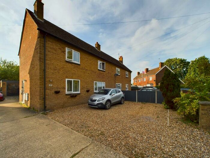 3 Bedroom Semi-Detached House For Sale In Mill Way, Breachwood Green, Hitchin, SG4