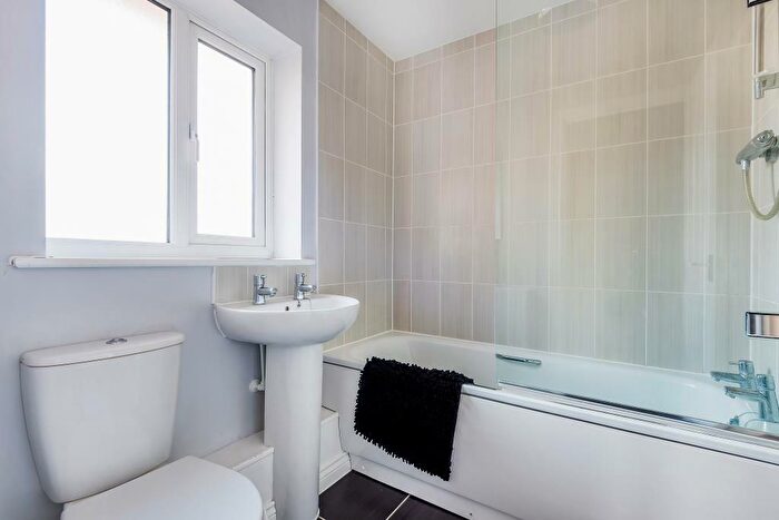 2 Bedroom Apartment To Rent In Berryfields, Aylesbury, HP18