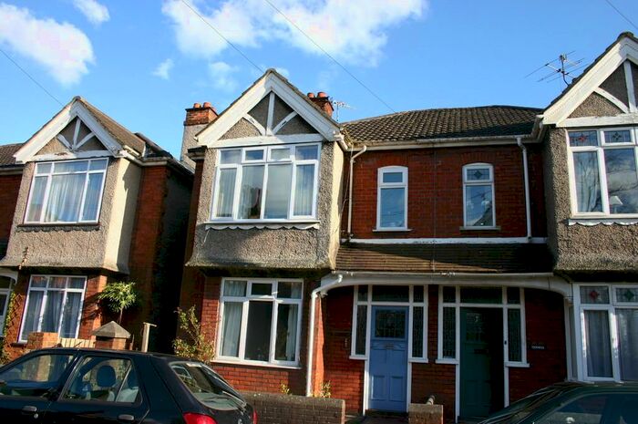 2 Bedroom Flat To Rent In Salisbury - Wyndham Road, SP1