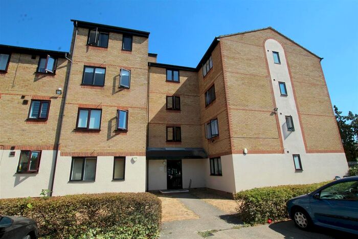 Studio To Rent In Linwood Crescent, Enfield, EN1