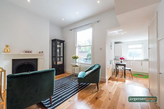 1 Bedroom Flat To Rent In Askew Crescent, Shepherd's Bush, W12