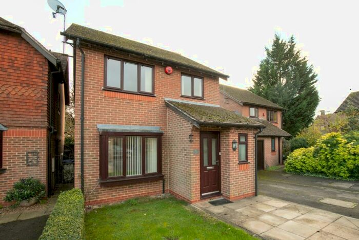 3 Bedroom House To Rent In Lexton Gdns, Middleton Cheney, OX17