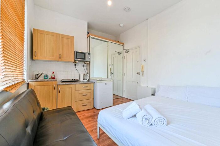Studio For Sale In Tottenham Lane, Crouch End, London, N8