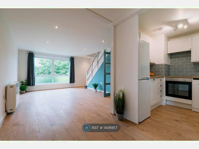 2 Bedroom Maisonette To Rent In Lima Court, Reading, RG1