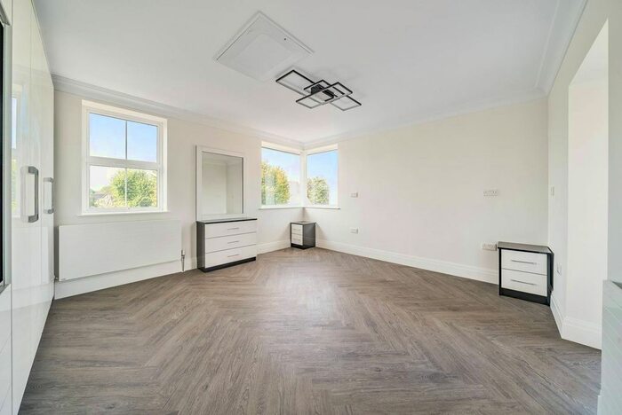 2 Bedroom Flat To Rent In The Mall, Ealing, London, W5