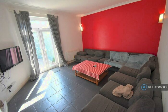 10 Bedroom End Of Terrace House To Rent In London Road, Reading, RG1