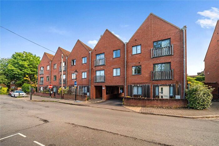 2 Bedroom Apartment For Sale In Beaumont Court, Vicarage Hill, Alton, Hampshire, GU34