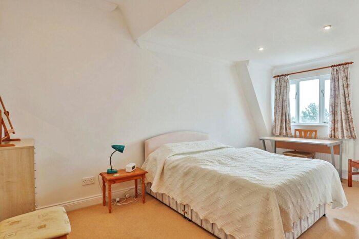 2 Bedroom Flat For Sale In West Cliff Gardens, West Cliff, Bournemouth, Dorset, BH2