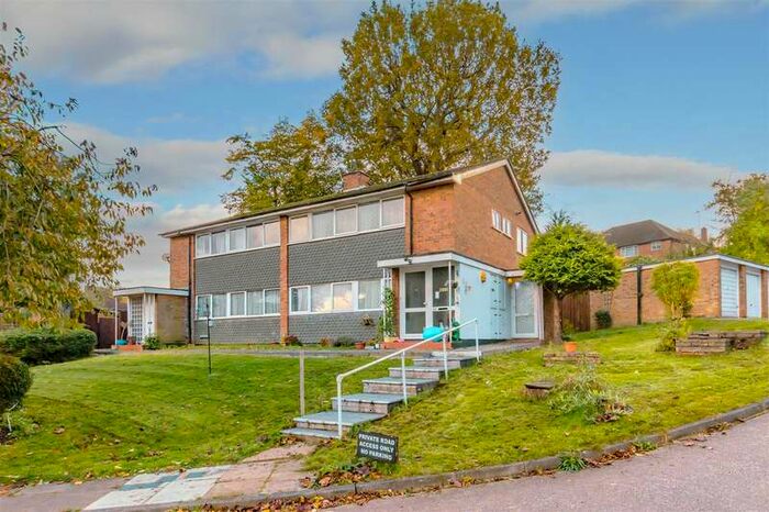 2 Bedroom Maisonette Flat To Rent In Lonsdale Drive, Oakwood, EN2