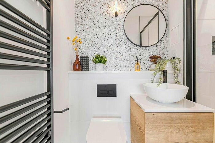 2 Bedroom Apartment For Sale In Water's Edge Court, Yeo Street, London, E3