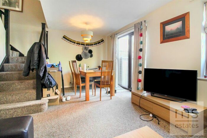 4 Bedroom Semi-Detached House To Rent In Hinchin Brook, Lenton, Nottingham, NG7