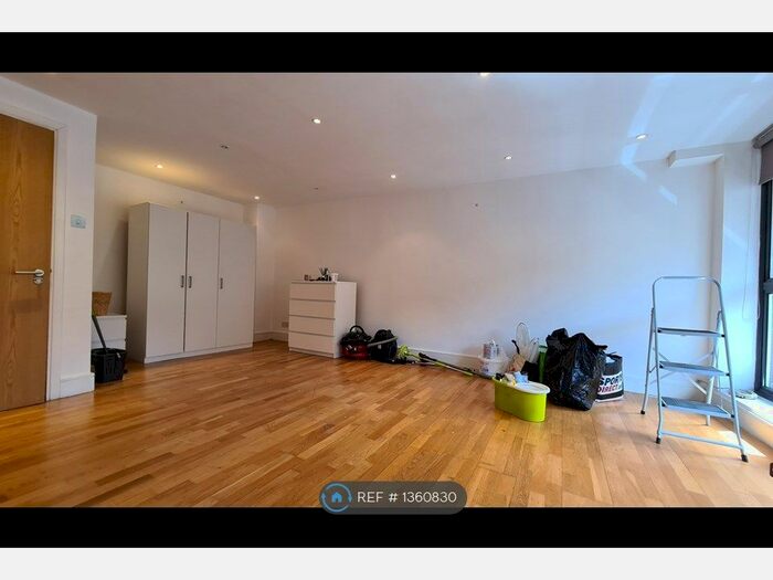 3 Bedroom Flat To Rent In Horseshoe Mews, London, SW2