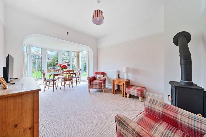 3 Bedroom Chalet For Sale In Hollybank Lane, Emsworth, PO10