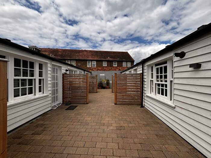 Flat To Rent In North Lane, Canterbury, CT2