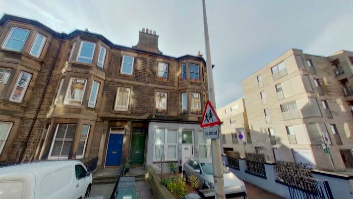 3 Bedroom Flat To Rent In St Peters Place, Viewforth, Edinburgh, EH3