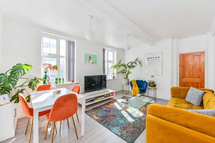 1 Bedroom Flat To Rent In Bolton Crescent, Oval, London, SE5