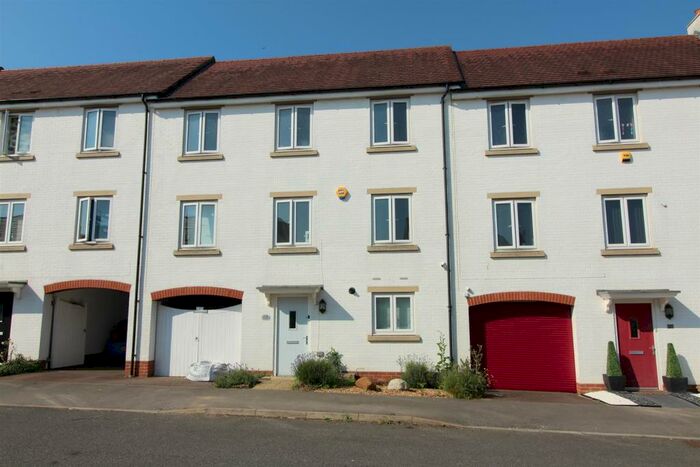 5 Bedroom House To Rent In Tiree Court, Bletchley, Milton Keynes, MK3