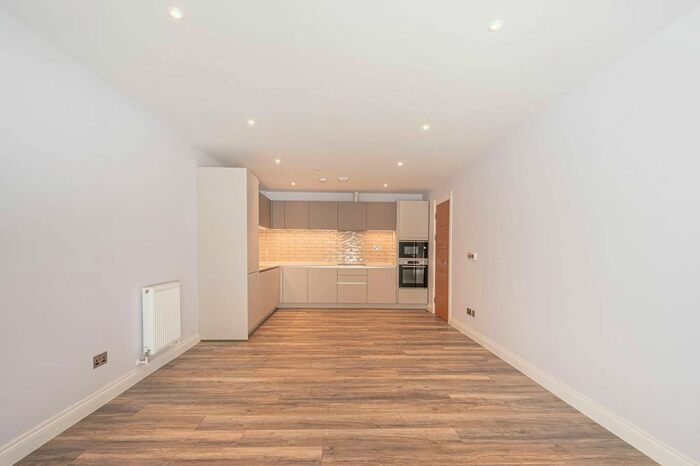 3 Bedroom Flat To Rent In Albert Road, New Barnet, Barnet, EN4