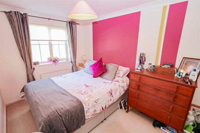 3 Bedroom End Of Terrace House For Sale In Bascombe Grove, Braeburn Park, Crayford, DA1