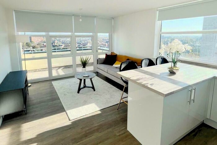 3 Bedroom Flat To Rent In Oldham Road, Manchester, M40