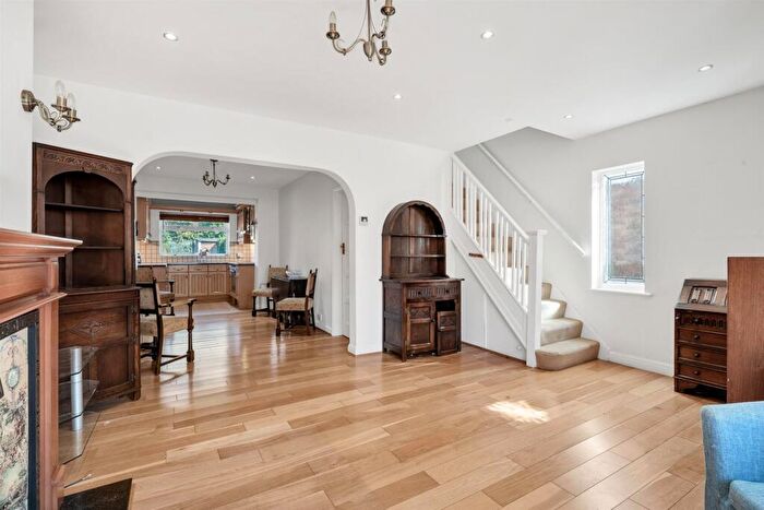 3 Bedroom End Of Terrace House For Sale In Castlewood Drive, London, SE9