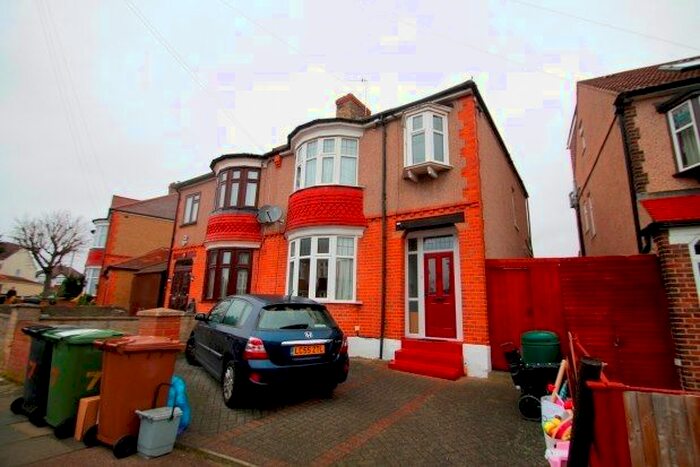 3 Bedroom Property To Rent In Winsford Road, London SE6