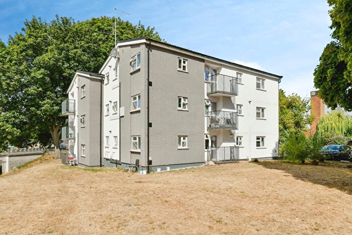 2 Bedroom Flat For Sale In Penn Road, Stevenage, Hertfordshire, SG1