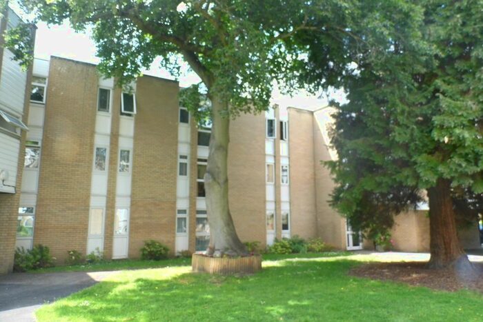 1 Bedroom Flat To Rent In Winchester Close, Bush Hill Park EN1