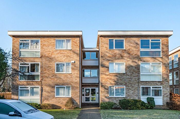 1 Bedroom Flat For Sale In Cooden Close, Bromley, Kent, BR1