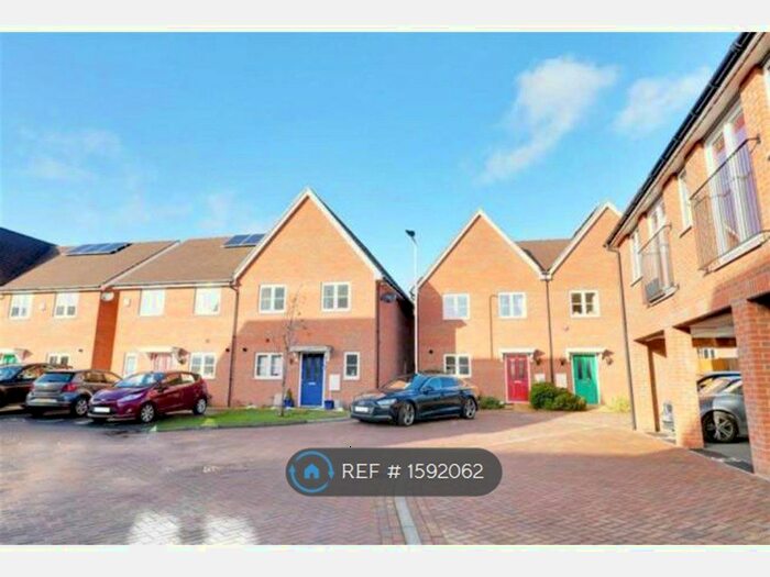 3 Bedroom Semi-Detached House To Rent In Sudbury Close, Romford, RM3