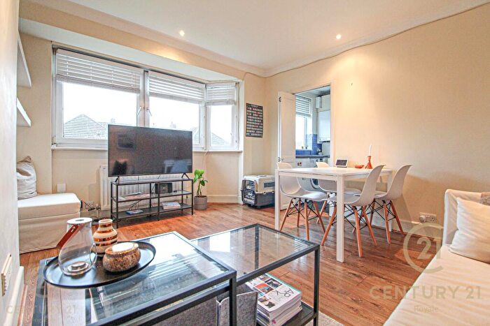 2 Bedroom Maisonette To Rent In Villiers Close, Surbiton, KT5