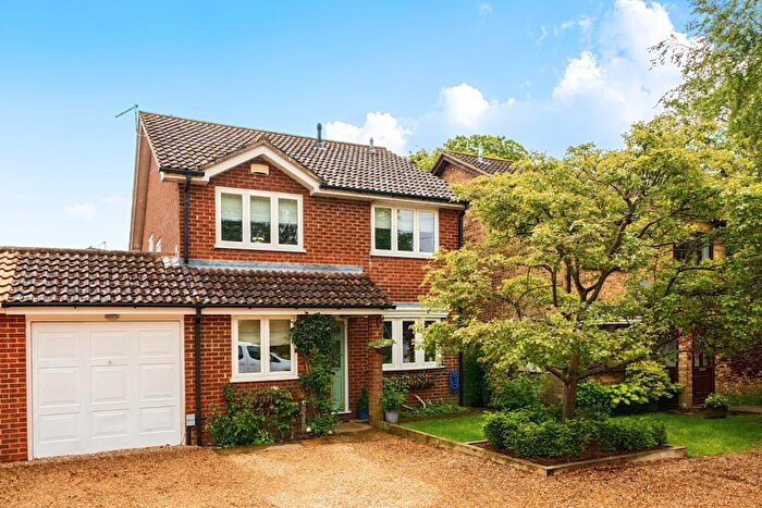 3 Bedroom Detached House For Sale In Glebe Gardens, Byfleet, Surrey, KT14