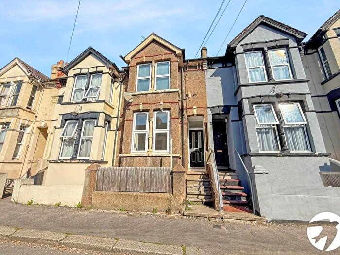 1 Bedroom Flat To Rent In Meadow Bank Road, Chatham, Kent, ME4