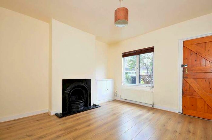 2 Bedroom Cottage To Rent In York Road, Kingston, KT2