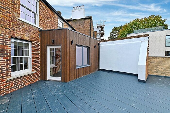 2 Bedroom Flat To Rent In A Peascod Street, Windsor, Berkshire, SL4