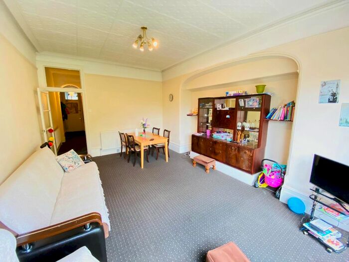 2 Bedroom Property To Rent In Ballards Lane, London, N12