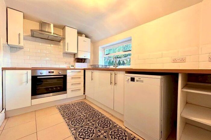 2 Bedroom Flat To Rent In Queen Anne Avenue, Bromley, BR2