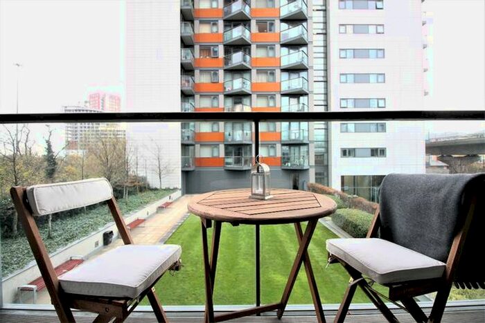 1 Bedroom Flat To Rent In Elektron Tower, Blackwall Way, Canary Wharf, E14