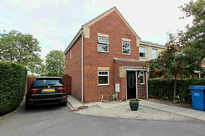 3 Bedroom Town House To Rent In Juniper Close, Hollingwood, Chesterfield, Derbyshire, S43